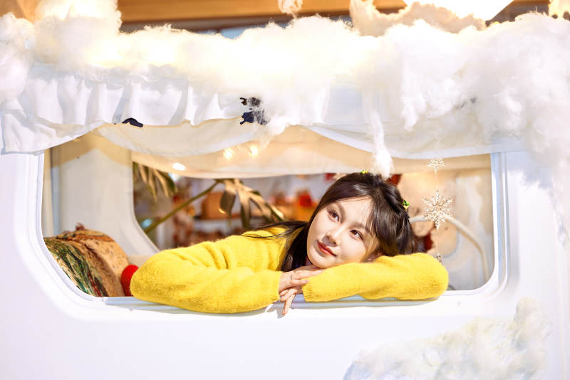 在网红打卡店吃蛋糕拍照的亚洲美女图片