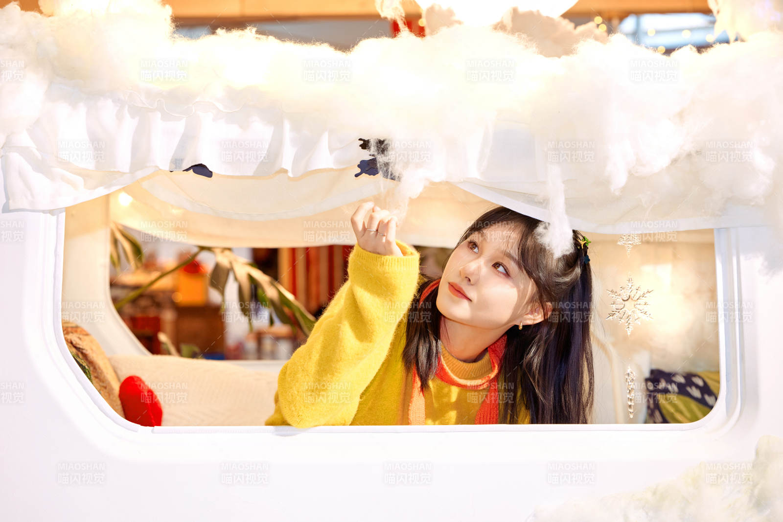 在网红打卡店吃蛋糕拍照的亚洲美女图片