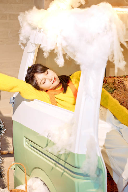 在网红打卡店吃蛋糕拍照的亚洲美女图片