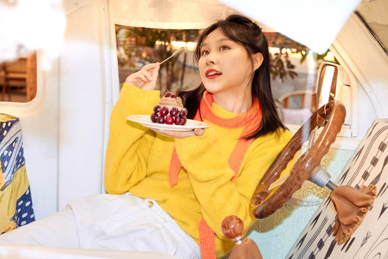 在网红打卡店吃蛋糕拍照的亚洲美女图片