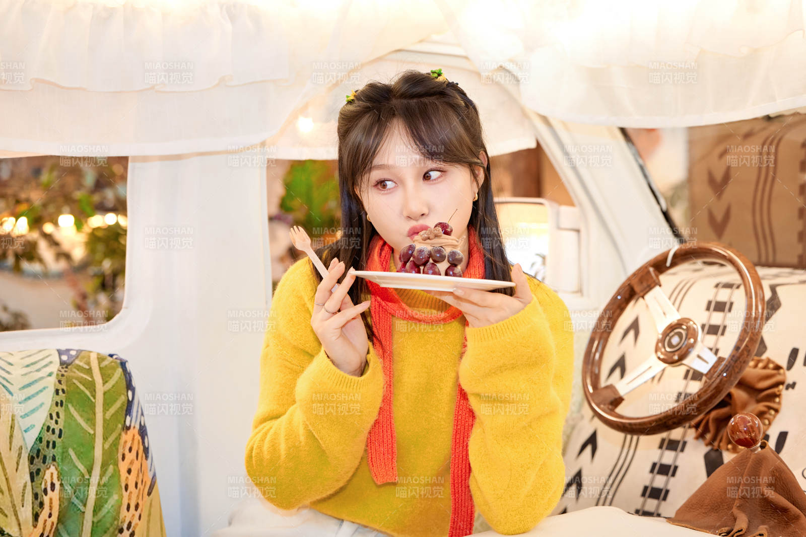 在网红打卡店吃蛋糕拍照的亚洲美女图片