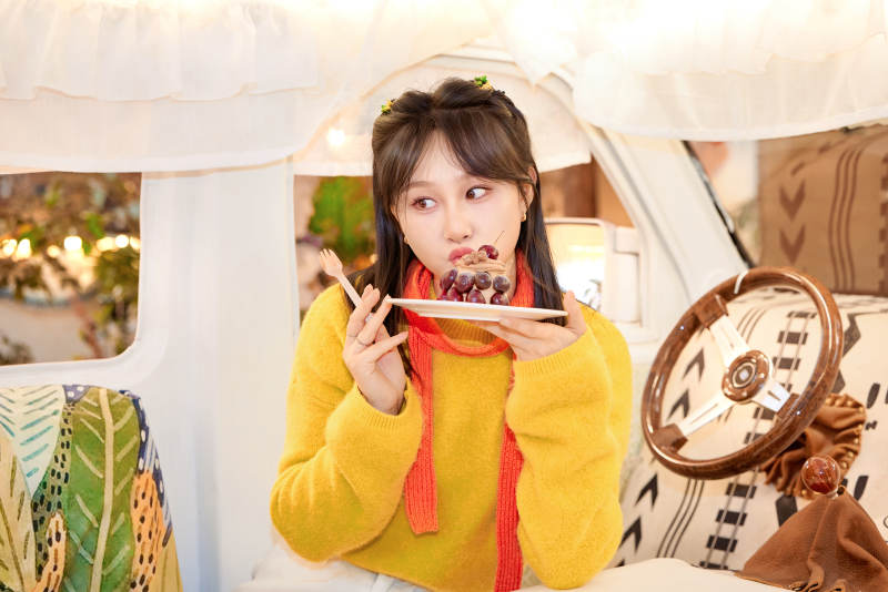 在网红打卡店吃蛋糕拍照的亚洲美女图片