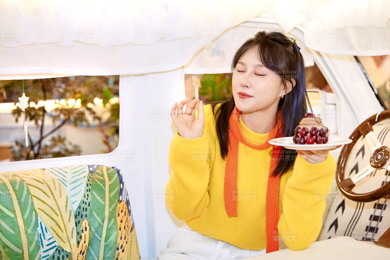 在网红打卡店吃蛋糕拍照的亚洲美女图片