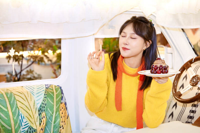 在网红打卡店吃蛋糕拍照的亚洲美女图片