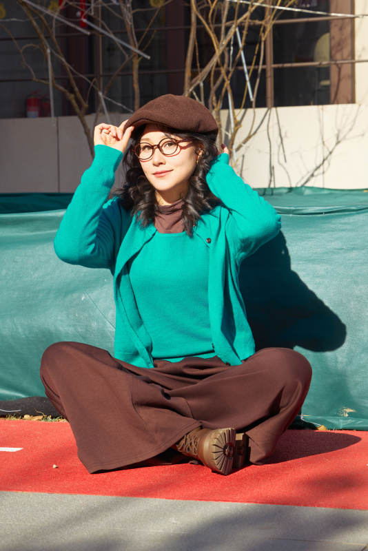 初冬季节在户外拍照的亚洲美女图片