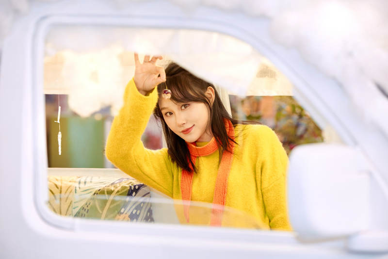 在网红打卡店吃蛋糕拍照的亚洲美女图片