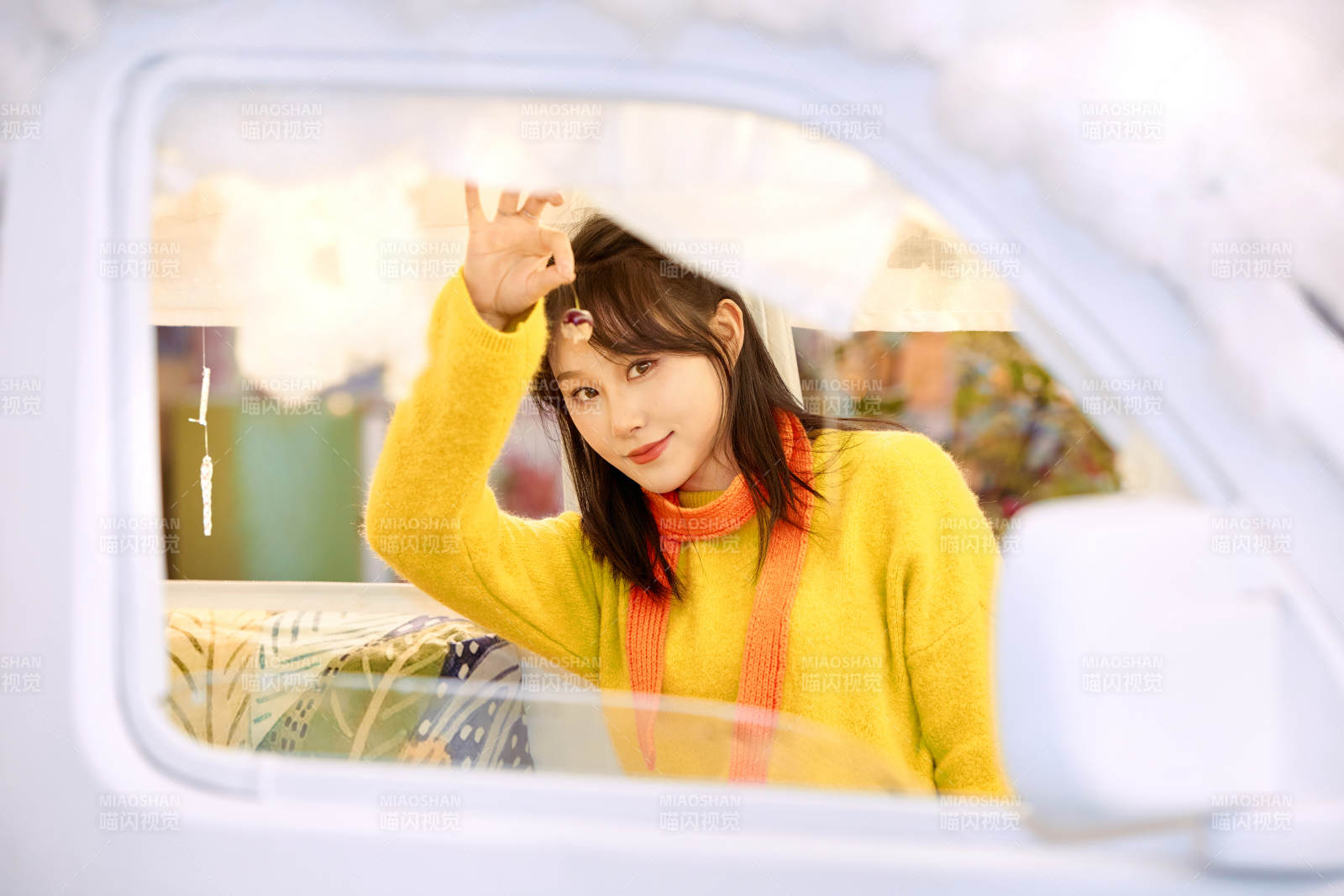 在网红打卡店吃蛋糕拍照的亚洲美女图片