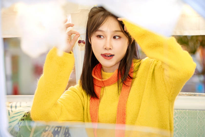 在网红打卡店吃蛋糕拍照的亚洲美女图片