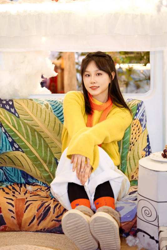 在网红打卡店吃蛋糕拍照的亚洲美女图片