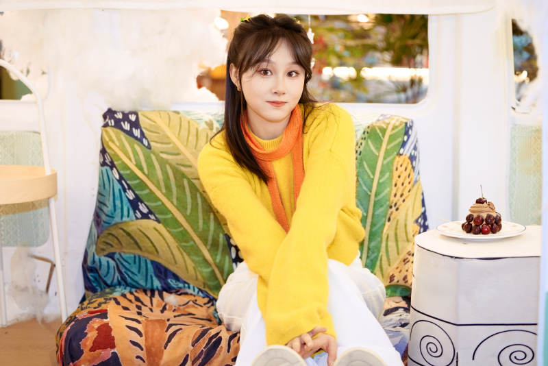 在网红打卡店吃蛋糕拍照的亚洲美女图片