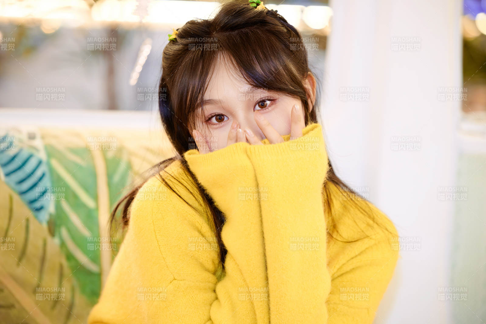 在网红打卡店吃蛋糕拍照的亚洲美女图片