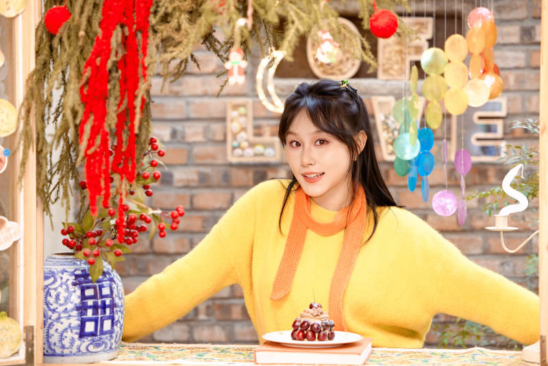 在网红打卡店吃蛋糕拍照的亚洲美女图片