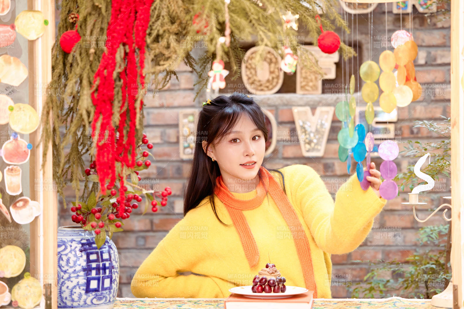 在网红打卡店吃蛋糕拍照的亚洲美女图片