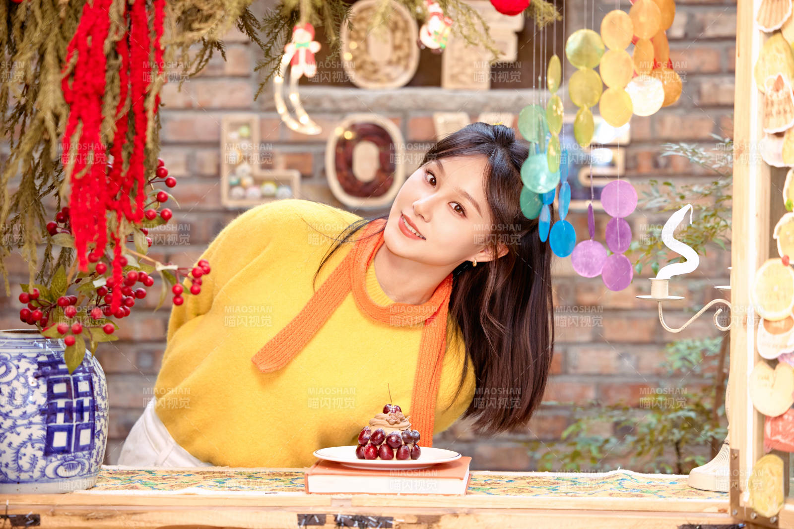 在网红打卡店吃蛋糕拍照的亚洲美女图片