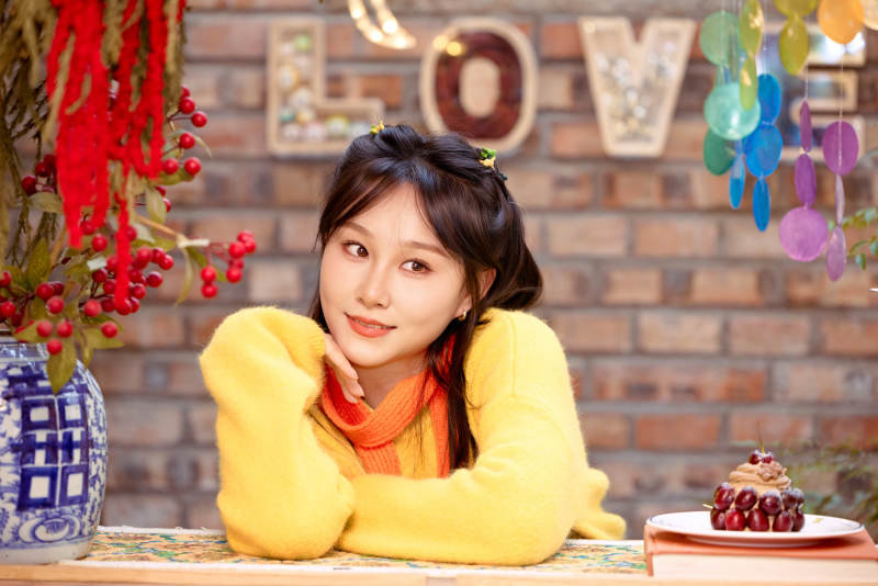 在网红打卡店吃蛋糕拍照的亚洲美女图片