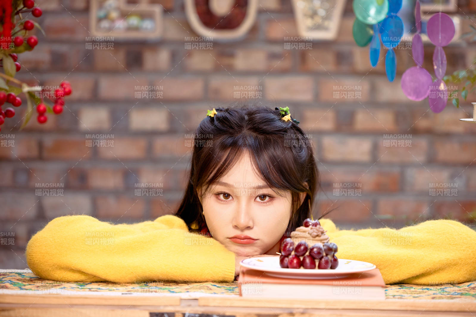 在网红打卡店吃蛋糕拍照的亚洲美女图片