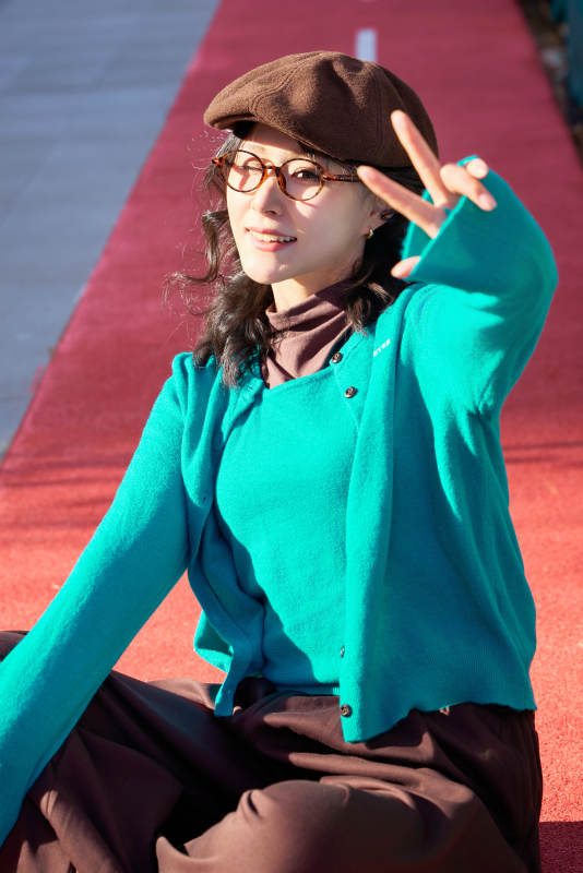 初冬季节在户外拍照的亚洲美女图片