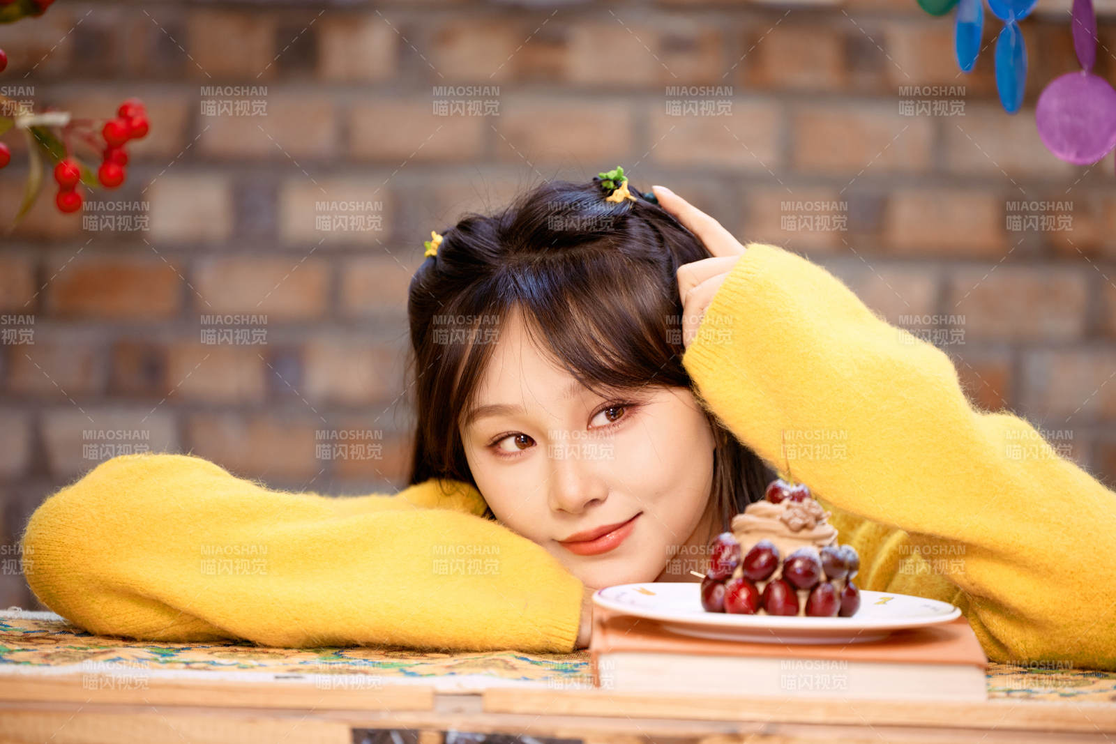 在网红打卡店吃蛋糕拍照的亚洲美女图片