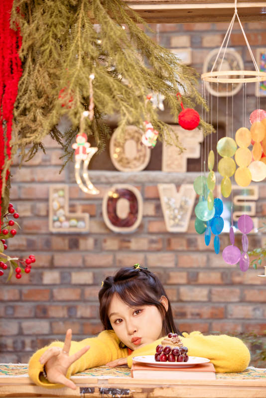 在网红打卡店吃蛋糕拍照的亚洲美女图片