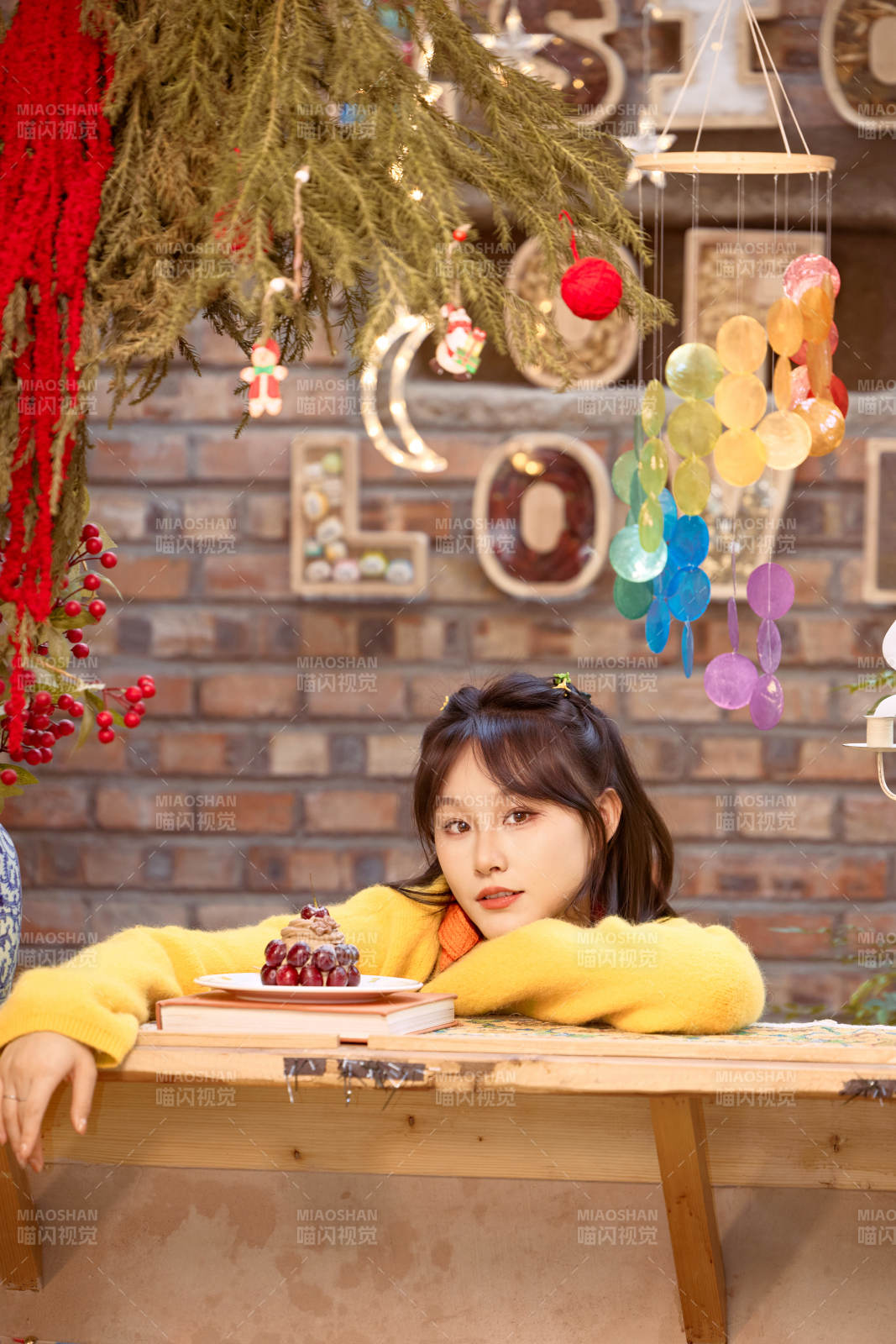 在网红打卡店吃蛋糕拍照的亚洲美女图片