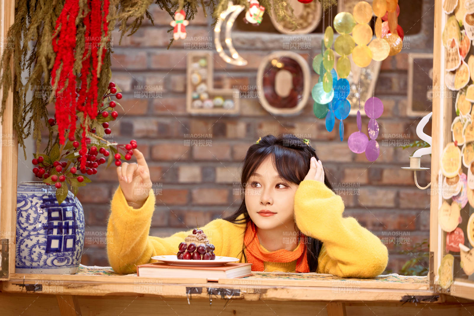 在网红打卡店吃蛋糕拍照的亚洲美女图片