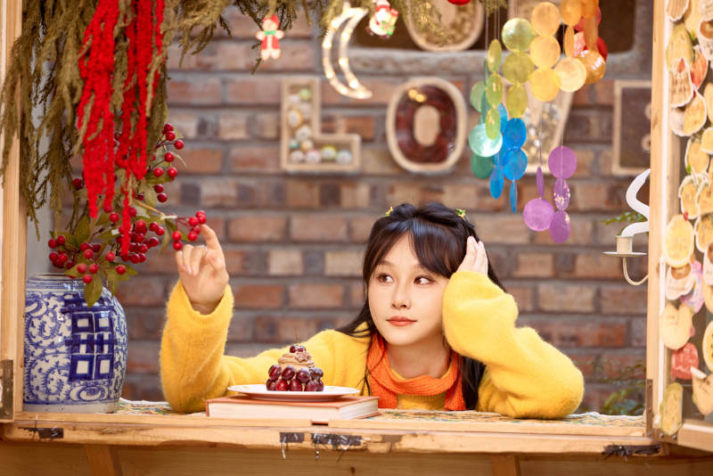 在网红打卡店吃蛋糕拍照的亚洲美女图片