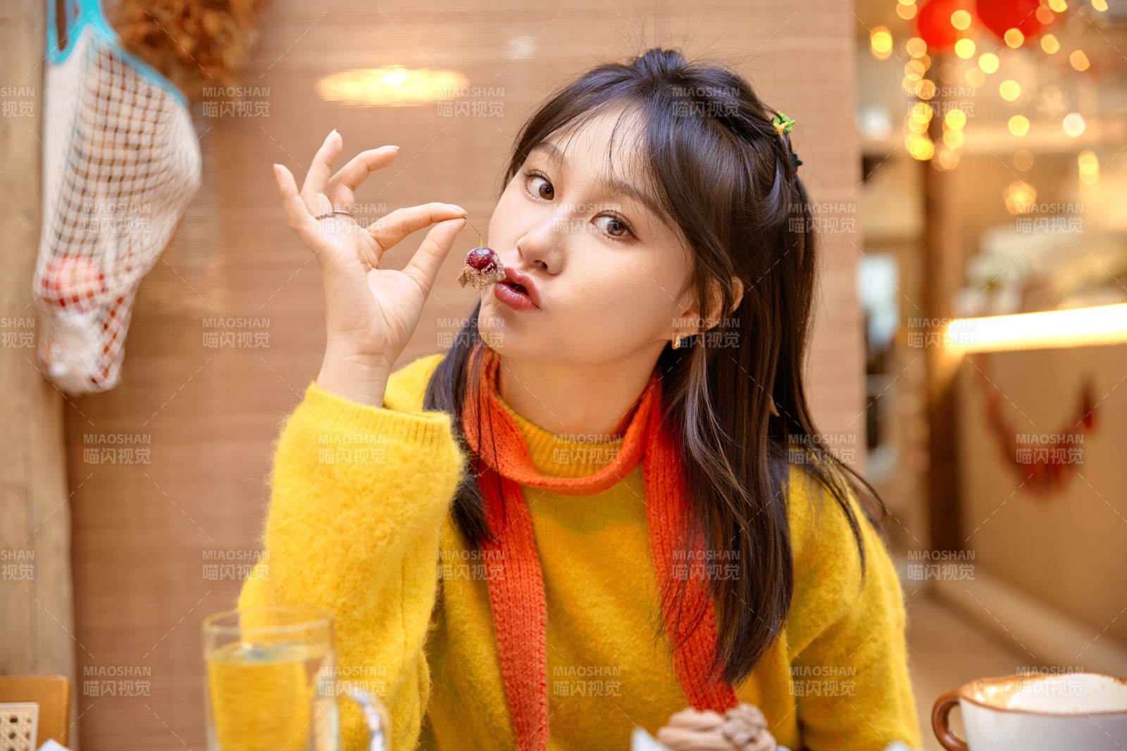 在网红打卡店吃蛋糕拍照的亚洲美女图片