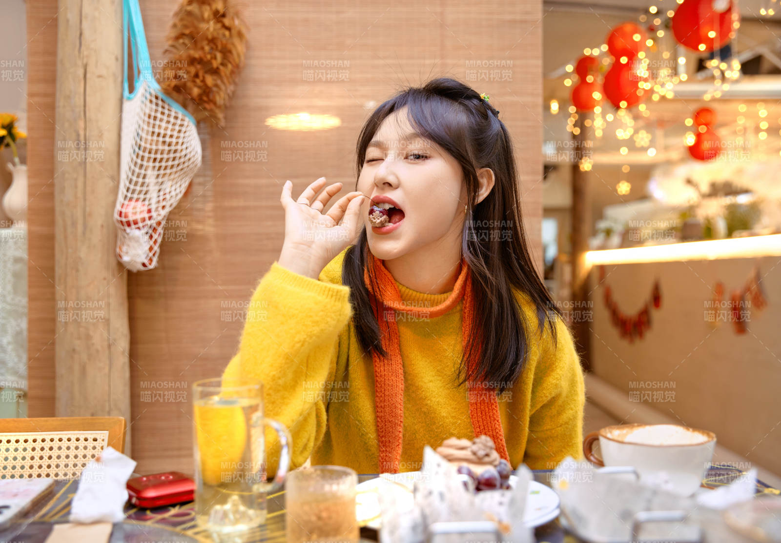 在网红打卡店吃蛋糕拍照的亚洲美女图片