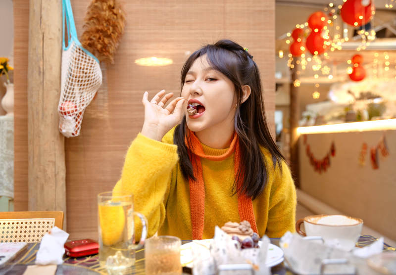 在网红打卡店吃蛋糕拍照的亚洲美女图片