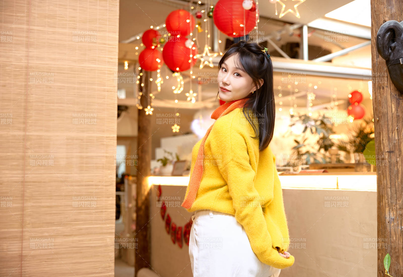 冬季在网红打卡店探店拍照的东方美女图片