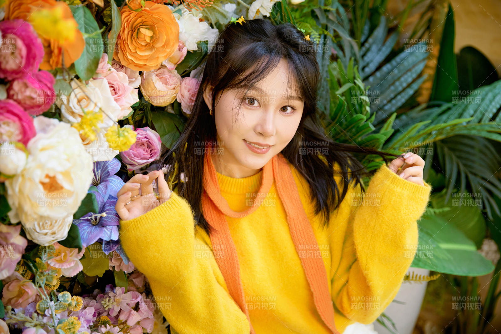 冬季在网红打卡店探店拍照的东方美女图片