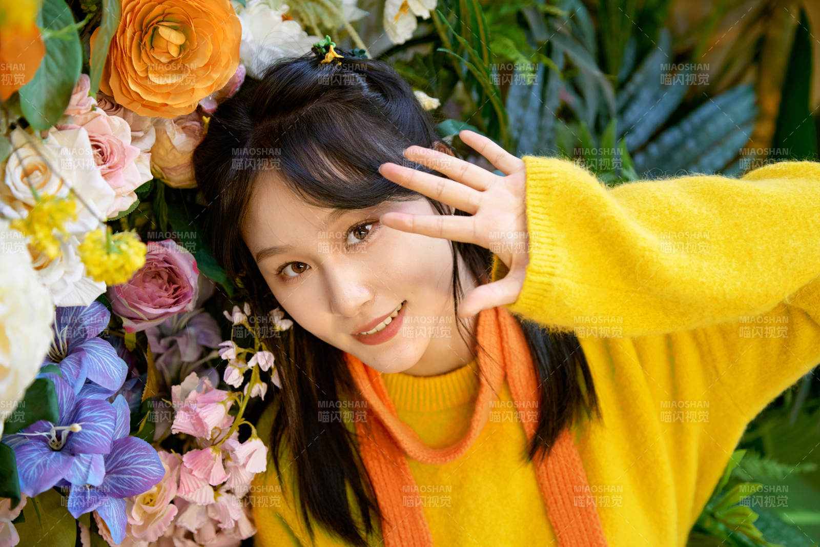 冬季在网红打卡店探店拍照的东方美女图片