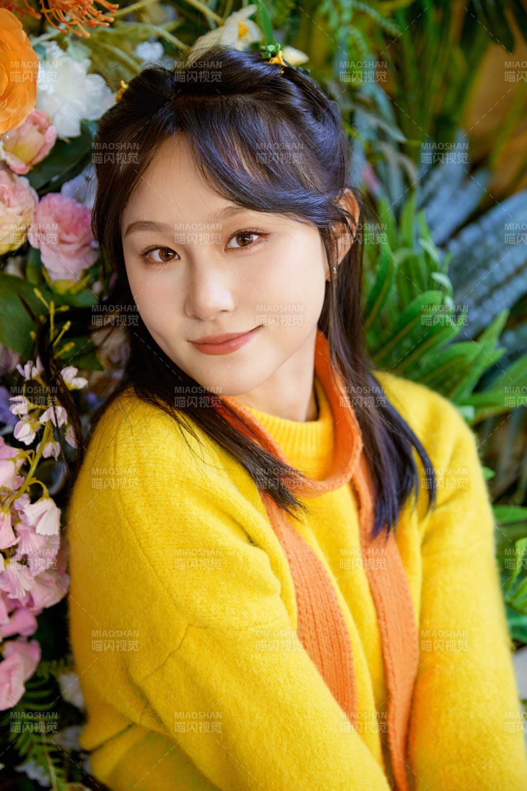 冬季在网红打卡店探店拍照的东方美女图片