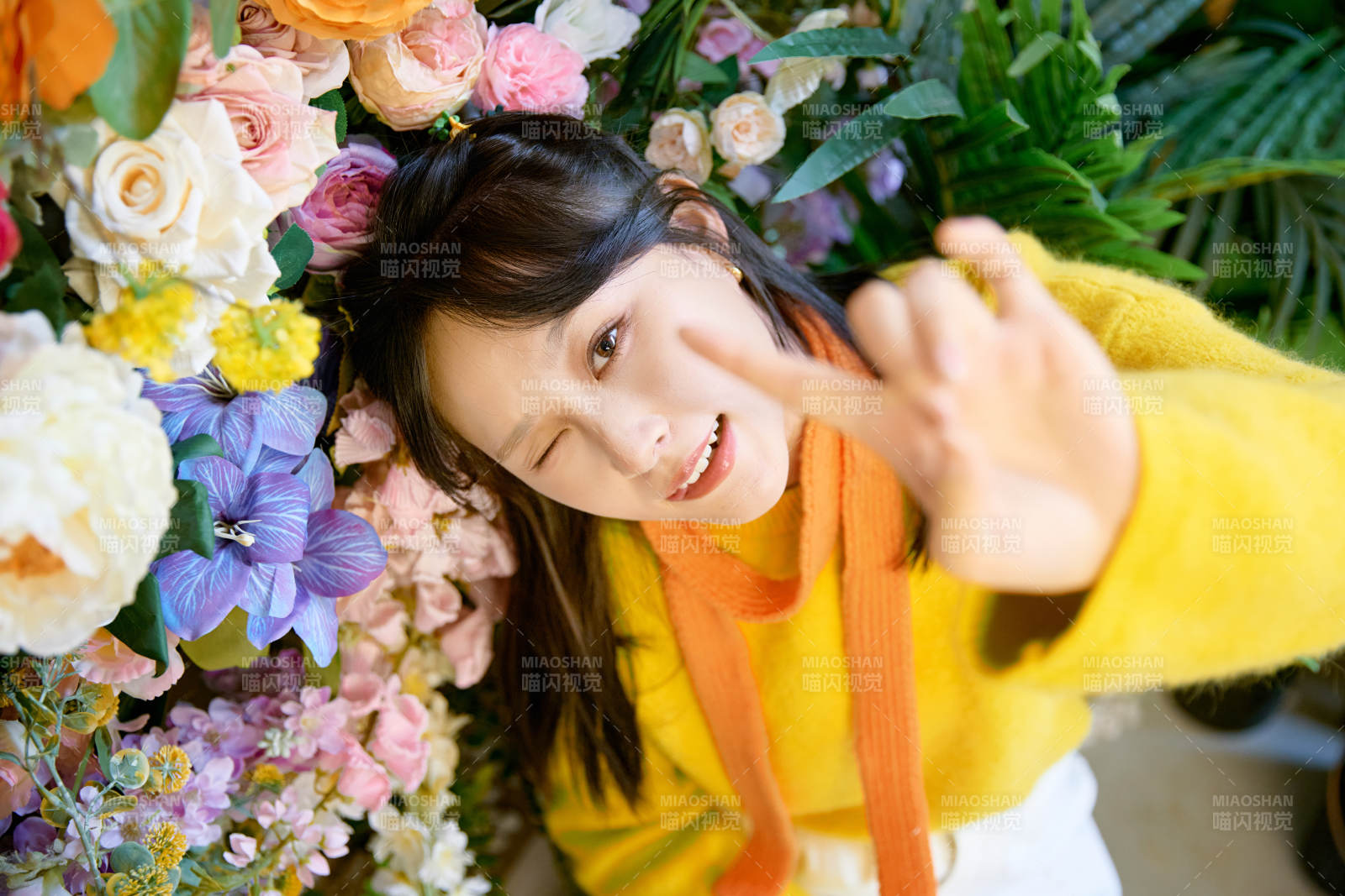 冬季在网红打卡店探店拍照的东方美女图片