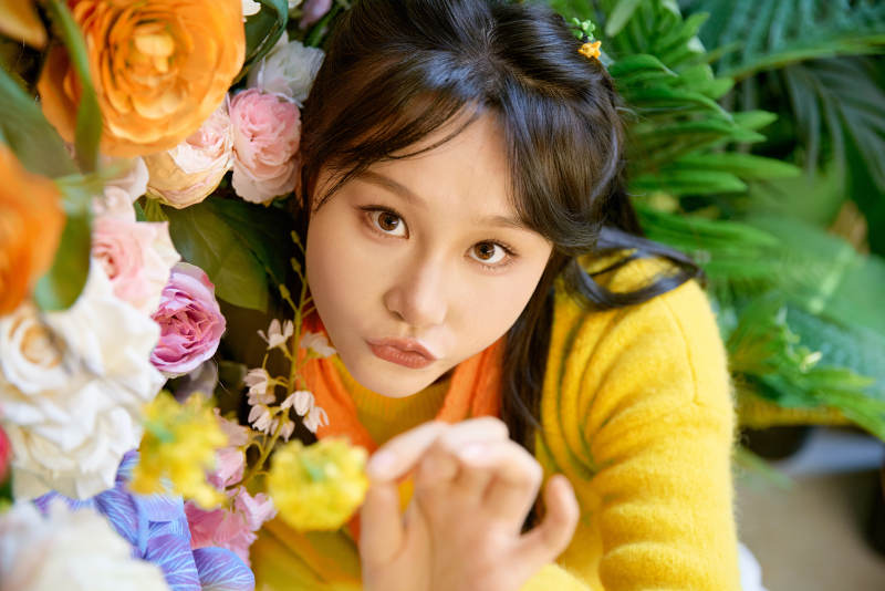 冬季在网红打卡店探店拍照的东方美女图片