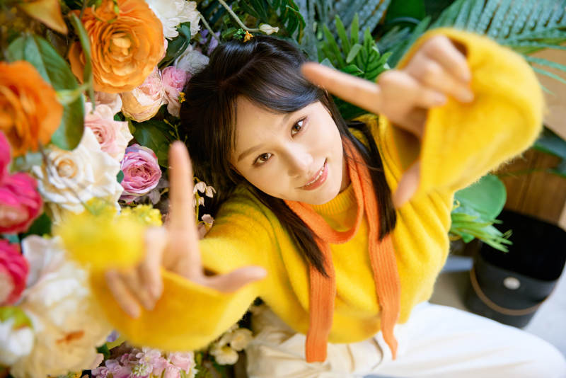 冬季在网红打卡店探店拍照的东方美女图片