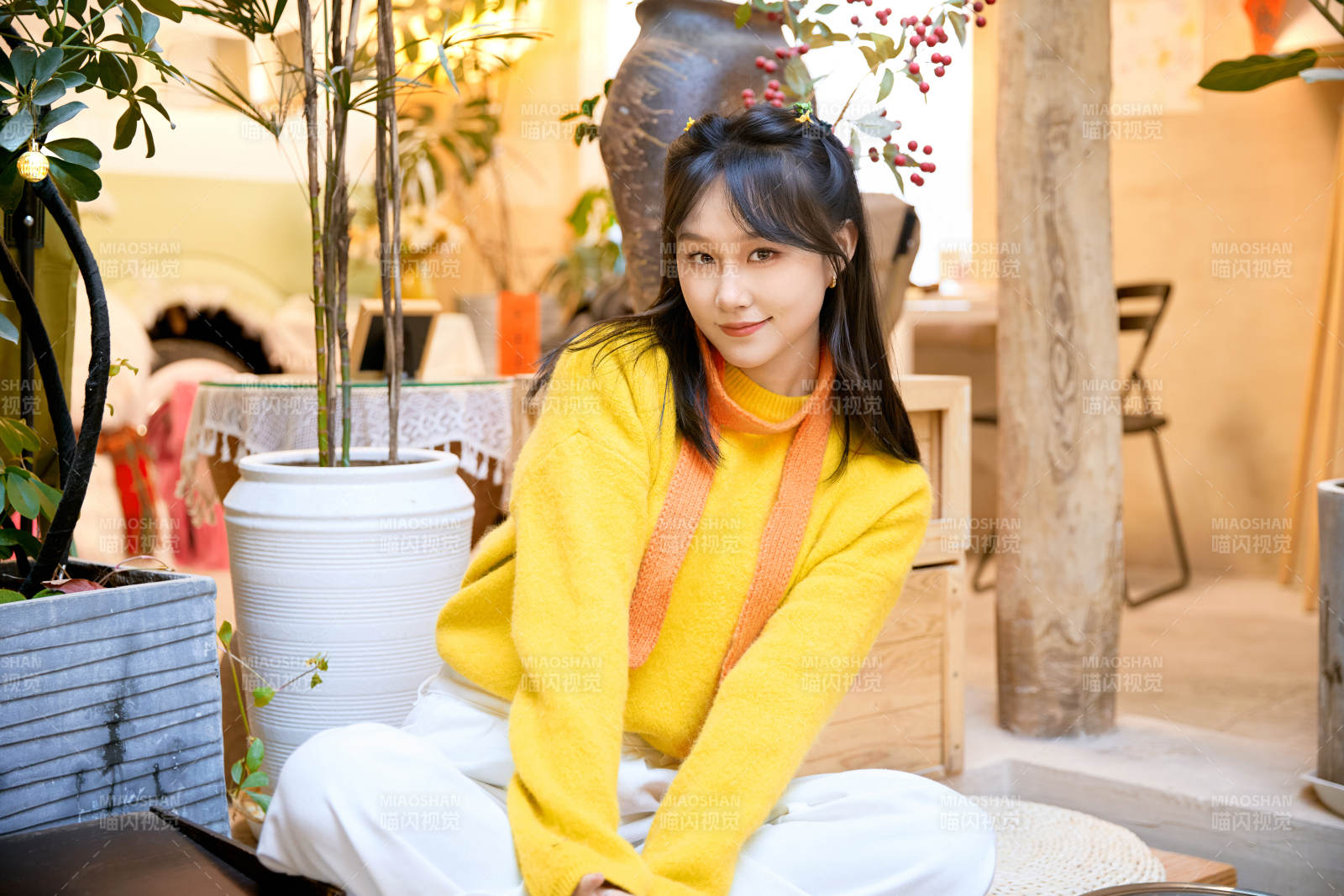 冬季在网红打卡店探店拍照的东方美女图片