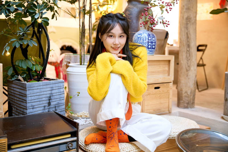 冬季在网红打卡店探店拍照的东方美女图片