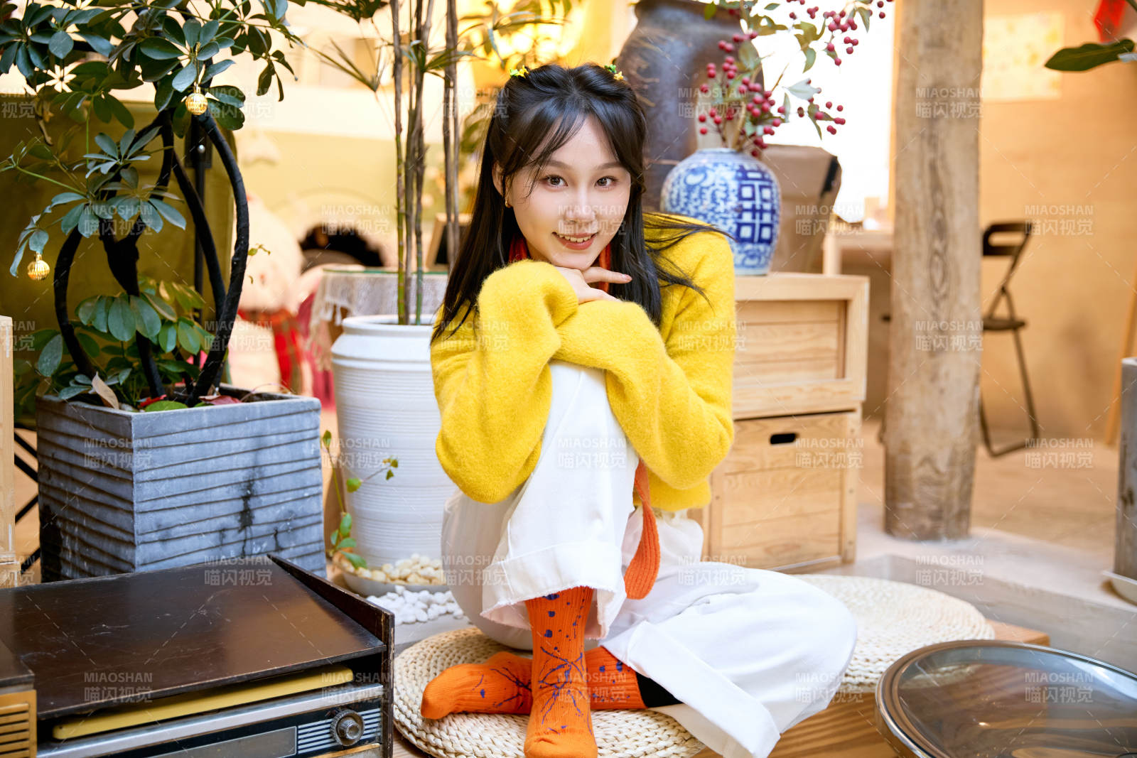 冬季在网红打卡店探店拍照的东方美女图片