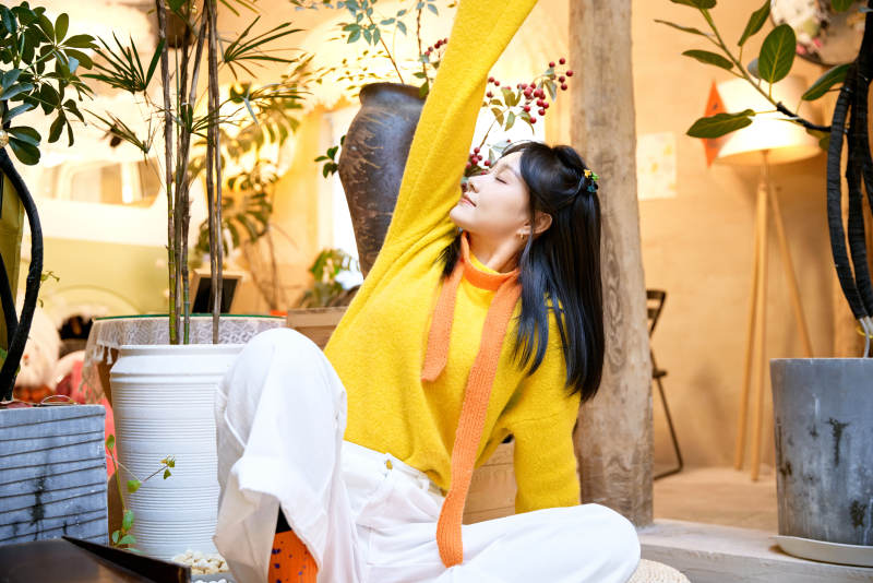 冬季在网红打卡店探店拍照的东方美女图片