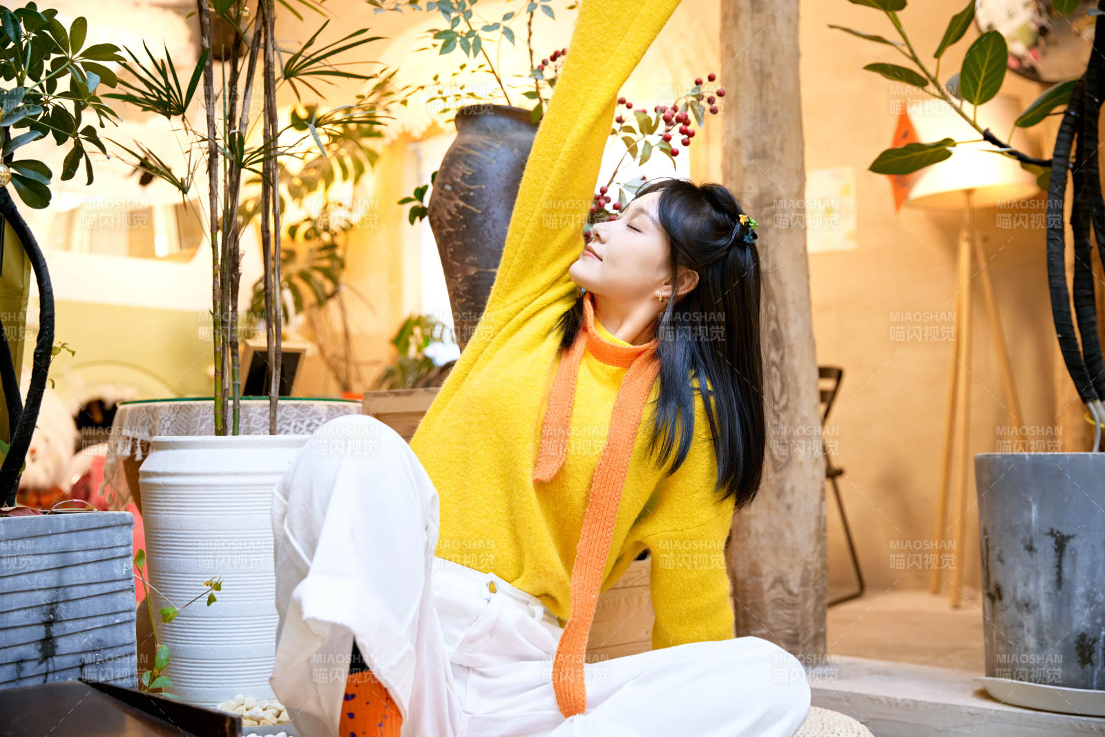 冬季在网红打卡店探店拍照的东方美女图片
