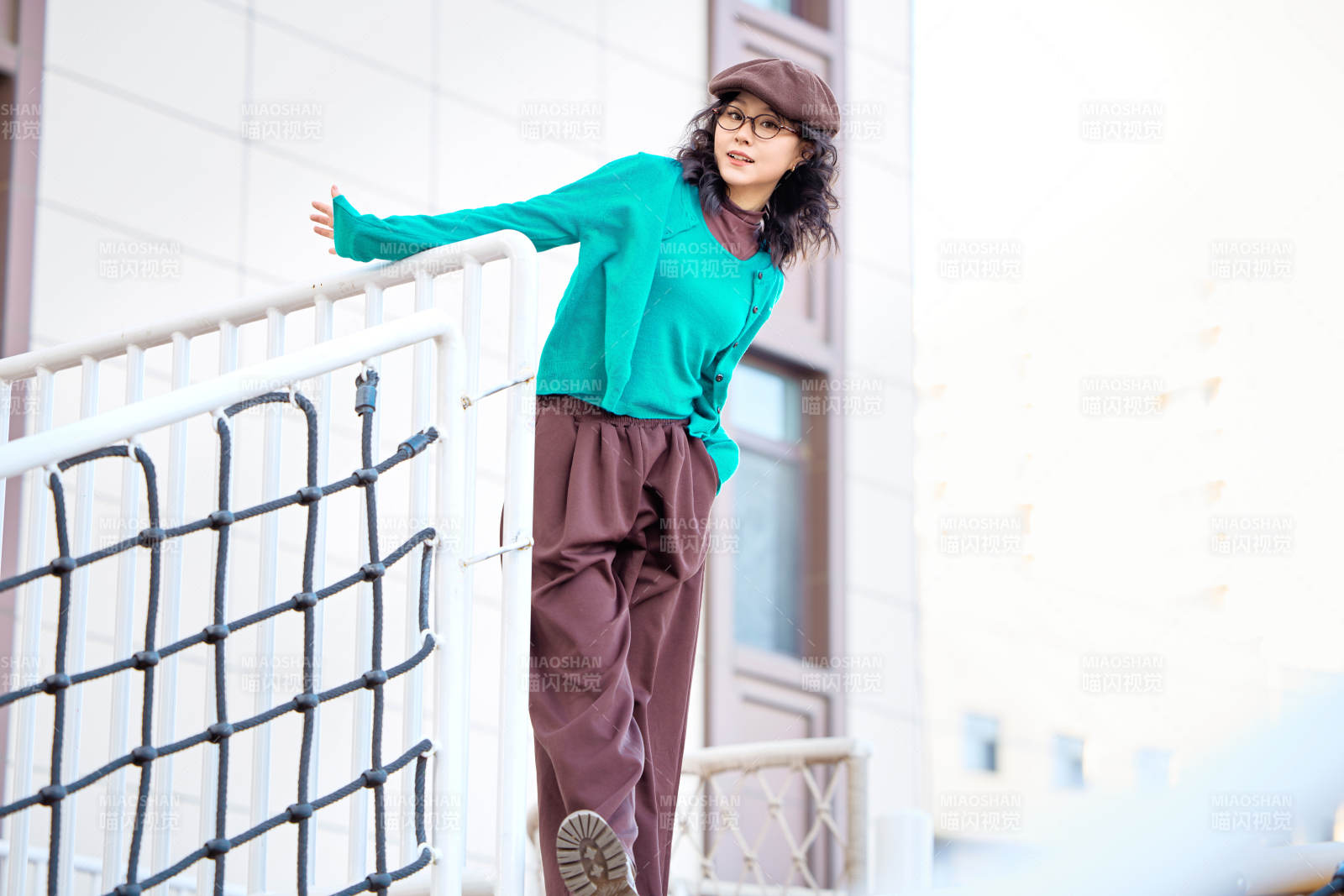 初冬季节在户外拍照的亚洲美女图片