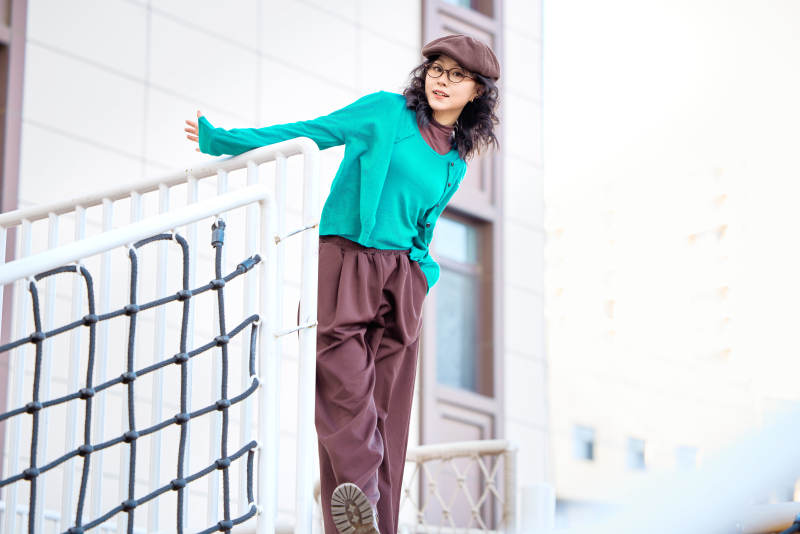 初冬季节在户外拍照的亚洲美女图片