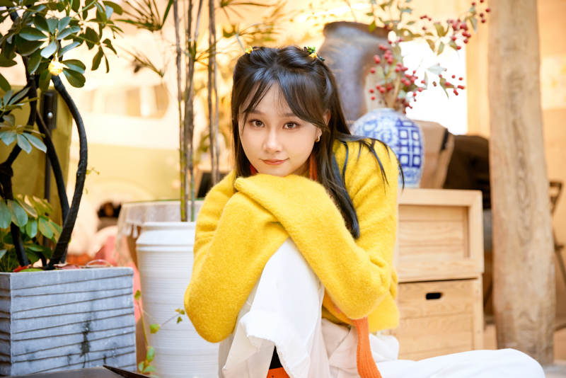 冬季在网红打卡店探店拍照的东方美女图片