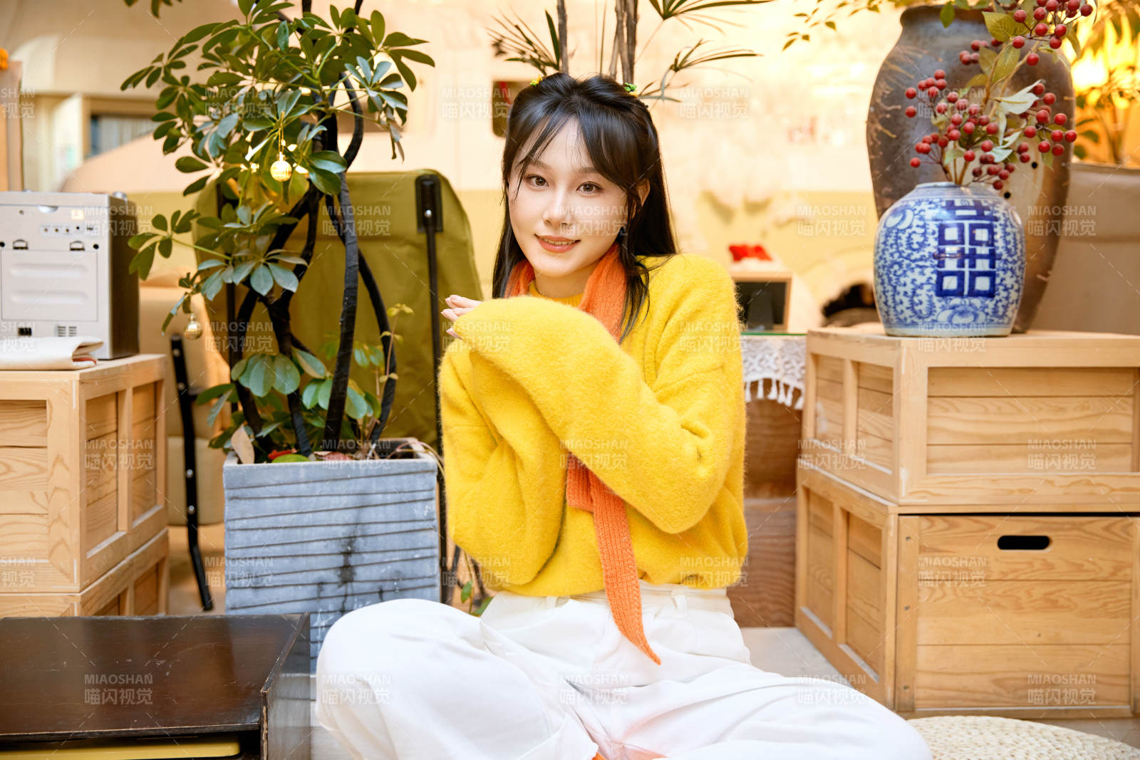 冬季在网红打卡店探店拍照的东方美女图片