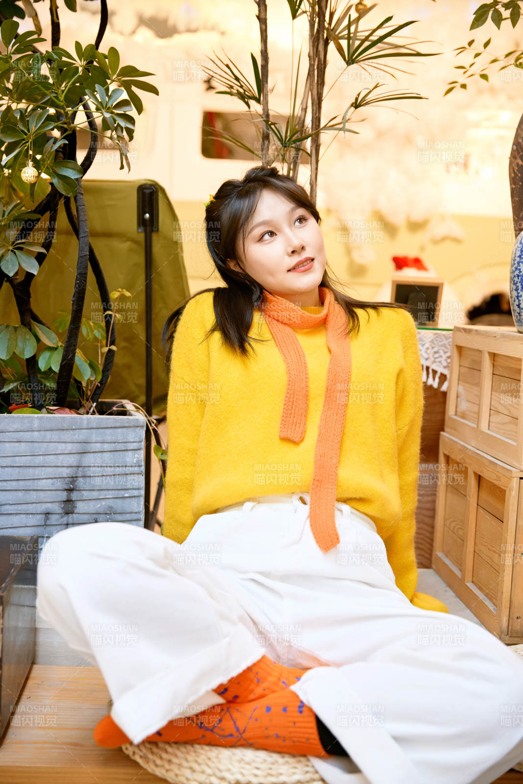 冬季在网红打卡店探店拍照的东方美女图片