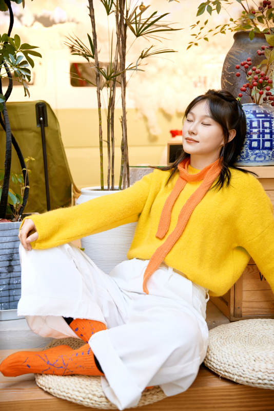 冬季在网红打卡店探店拍照的东方美女图片