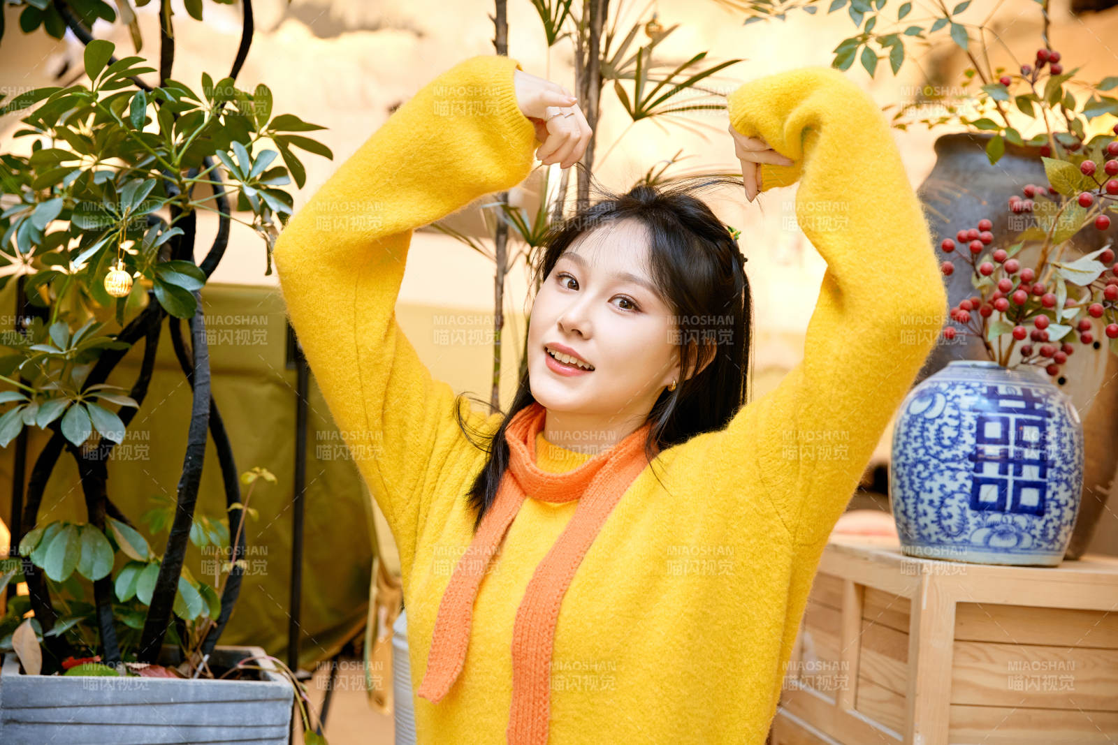冬季在网红打卡店探店拍照的东方美女图片
