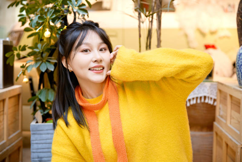 冬季在网红打卡店探店拍照的东方美女图片