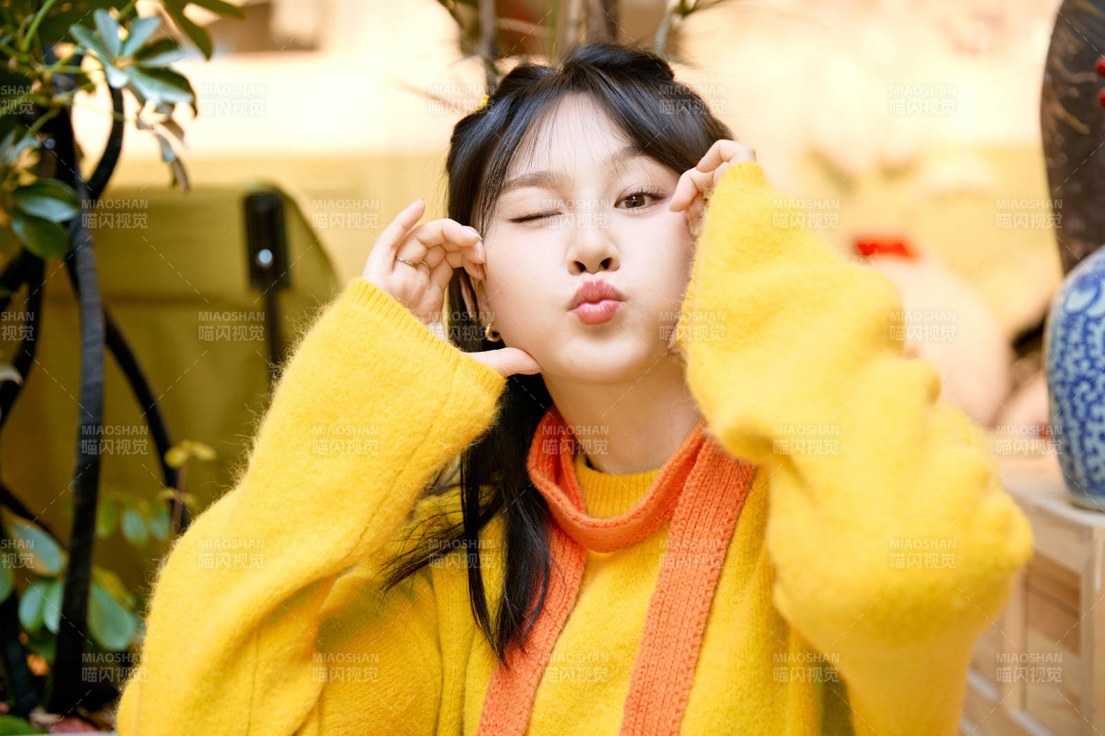 冬季在网红打卡店探店拍照的东方美女图片